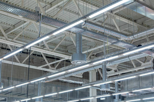 luminaires et chemins de câbles à l'intérieur d'une usine