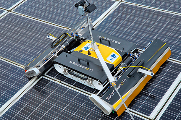 nettoyage de panneaux photovoltaiques avec un robot